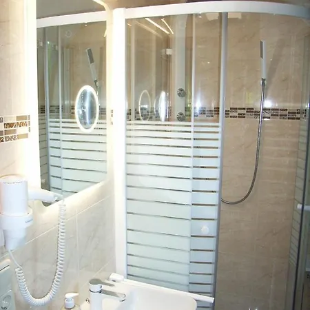 Ostsee Hotel-pension An Der Lindenallee 게스트하우스 4*